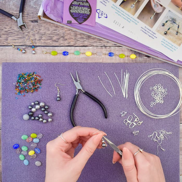 <h3><strong>Jewellery Making Kits</strong></h3>